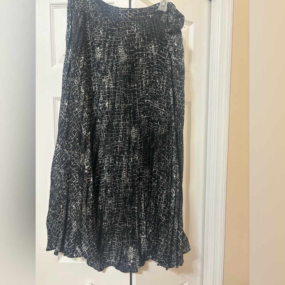 Vince Camuto  black and white pleated midi skirt